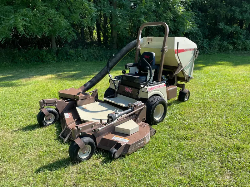 Grasshopper Commercial Mower With Integrated Grass Collector – #8355 1
