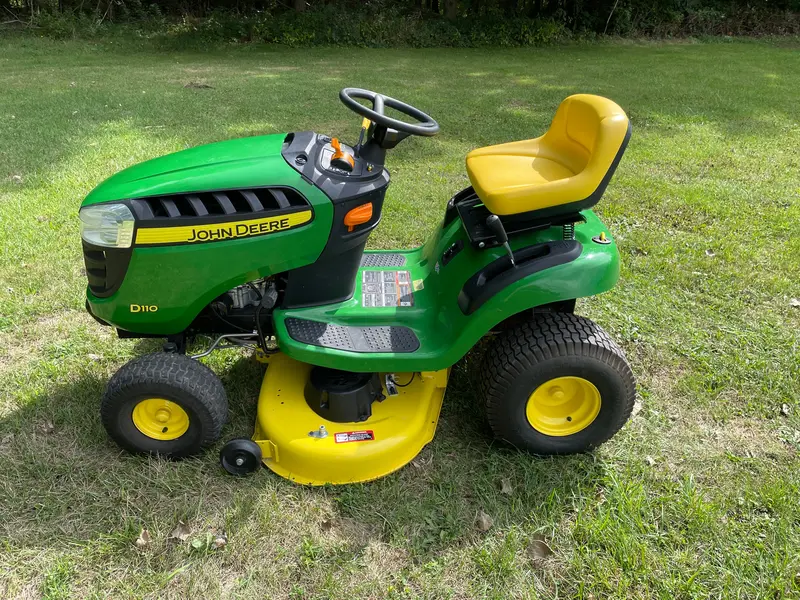 Like-New John Deere D110 Residential Lawn Tractor – Inventory #8373 1